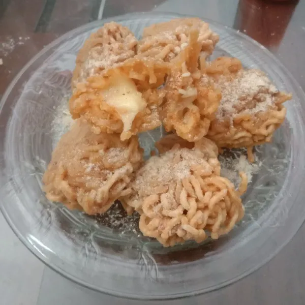 Tiriskan dan bola-bola mie ayam geprek mozzarela siap dihidangkan.