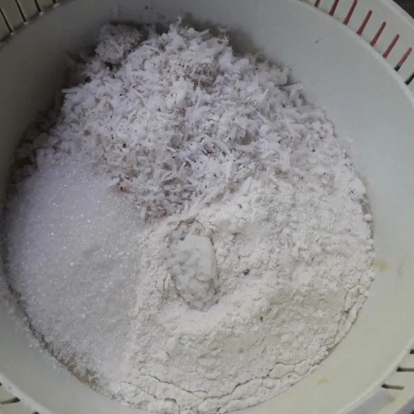 Masukkan tepung terigu,kelapa parut,gula pasir dan garam.