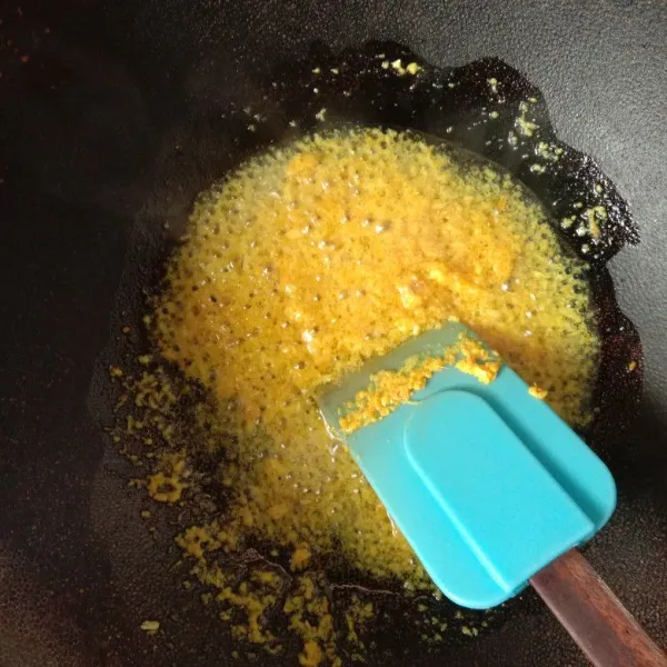 Tumis bumbu halus sampai harum.