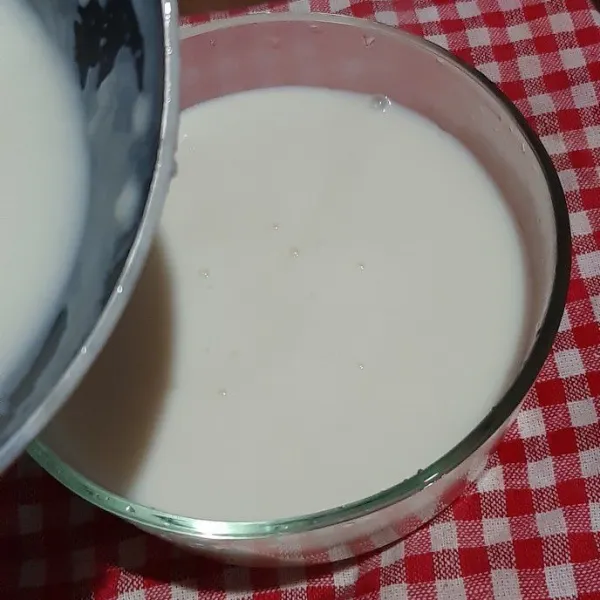 Tuang adonan susu ke dalam mangkuk lalu biarkan dingin