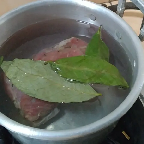 Rebus daging bersama daun Salam dan air hingga empuk. Saat merebus, buang kotoran yang mengapung