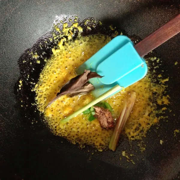 Masukkan salam, laos, daun jeruk, serai aduk-aduk sebentar.