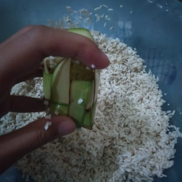 Ambil 1 bungkus sarang ketupat, potong setiap ujung, jangan terlalu pendek agar dapat disematkan dimasing-masing ujungnya. Sematkan sisi 1nya. Dan sisi 1nya lagi dibuka, isi ketan 1/2 bagian.