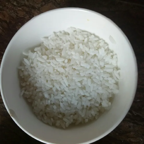 Tuangkan nasi setengah mangkok