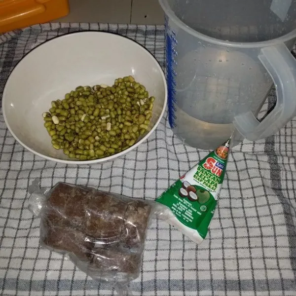 Siapkan bahan untuk membuat bubur kacang hijau.