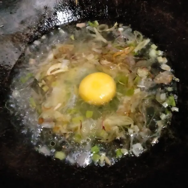 Masukkan telur, aduk-aduk. Tambahkan kecap manis, kecap asin, garam dan kaldu bubuk. Aduk.