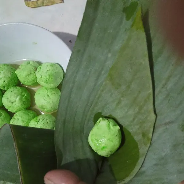 Siapkan daun pisang. Masukkan adonan kedalam daun pisang dan olesi dengan minyak. Bungkus lalu lakukan sampai adonan habis.