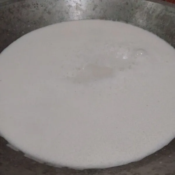 Lalu, siapkan santan kental dan encer dalam wajan besar. Beri gula dan garam. Aduk.