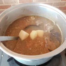 Masukkan kentang ke dalam rebusan daging. Masak hingga kentang matang.
