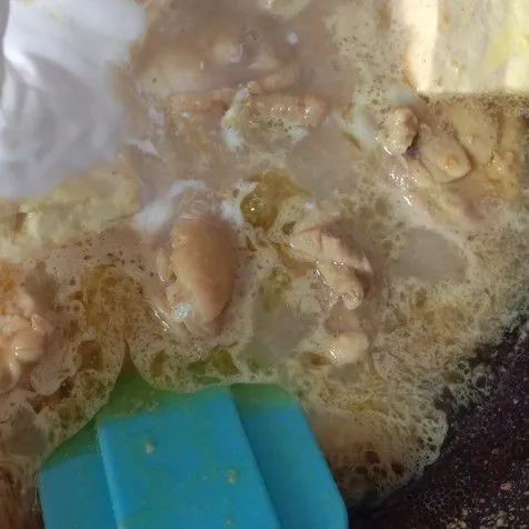 Masukkan santan kental, aduk rata biarkan mendidih. Angkat dan sajikan.