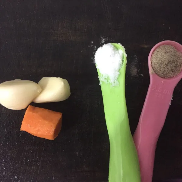 Siapkan 1 ruas jari kunyit dan 2 siung bawang putih, garam, dan lada bubuk.