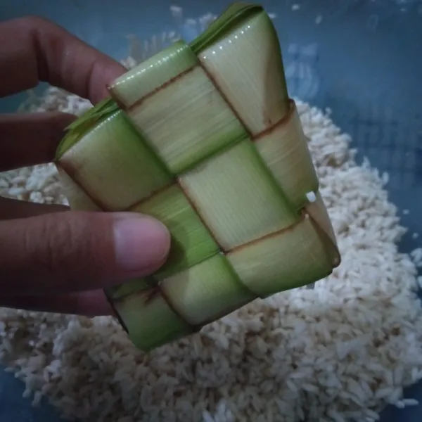 Kemudian sematkan lagi sisinya yang telah diisi. Lakukan hingga habis dan selesai.