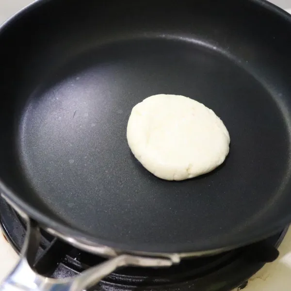 Panggang dalam fry pan bolak balik hingga matang merata.