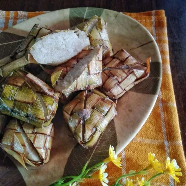 Sajikan dengan cara dibelah dan nikmati dengan kental manis atau rendang makin lezat.