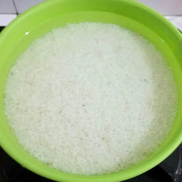 Cuci bersih beras ketan kemudian rendam selama 2 jam lalu cuci bersih lagi.