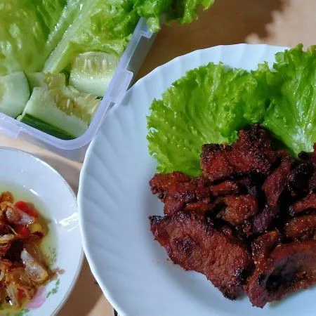 Gepuk siap disajikan bersama lalap dan sambal sesuai selera