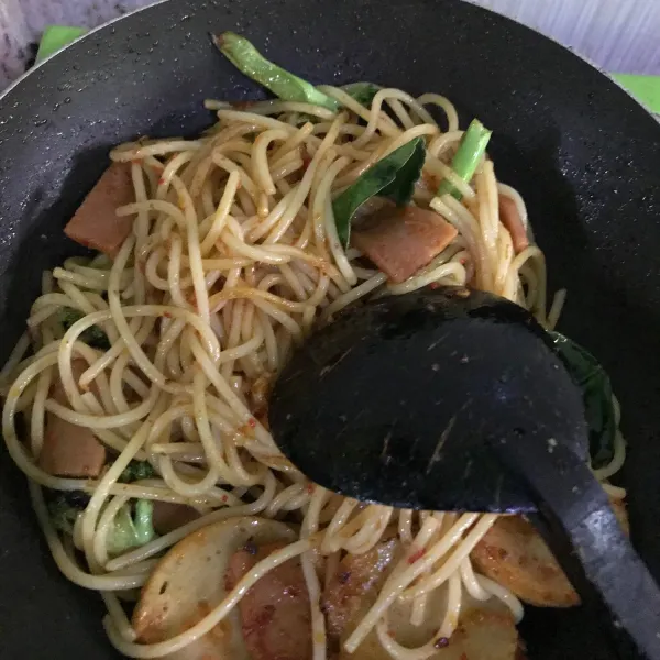 Masukkan spagetti, aduk hingga meresap. Beri air perasan jeruk nipis. sajikan