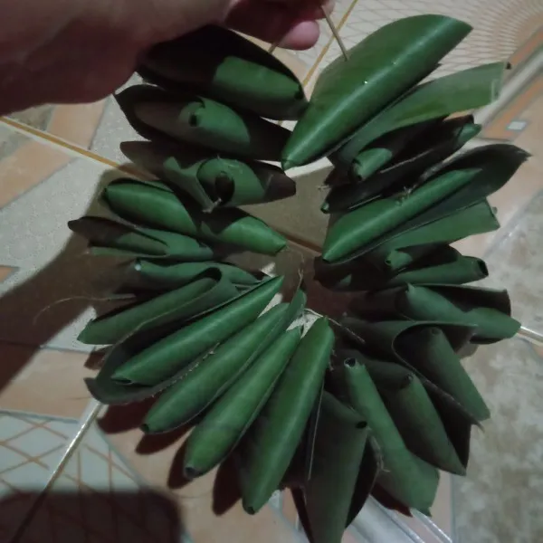 Setelah dibentuk lalu dipiting satu persatu atau dicucuk secara bersamaan.