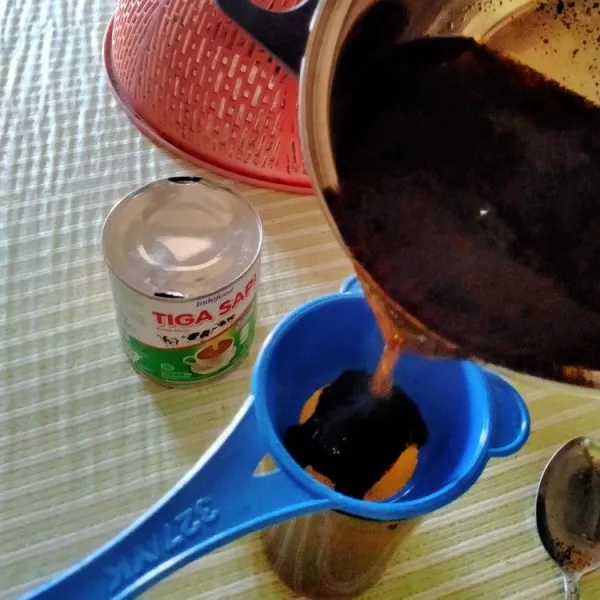 Setelah mendidih, saring teh kedalam gelas.