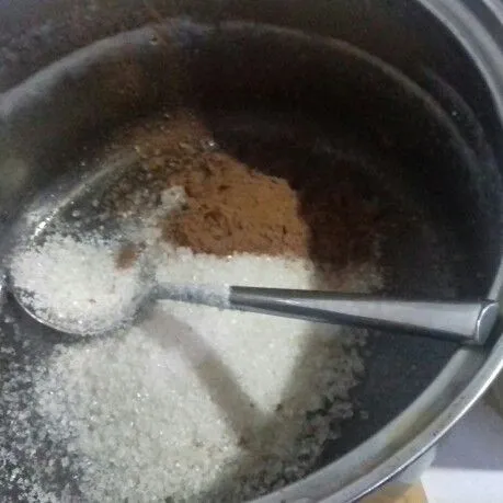 Campur bahan puding coklat. tambahkan air dan susu kental manis. masak hingga mendidih. biarkan hingga uapnya hilang.