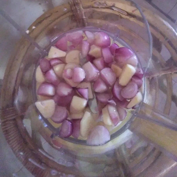 Cuci bersih bawang merah dan bawang putih yang telah dikupas. Potong kasar. Lalu blender bersama air hingga halus.