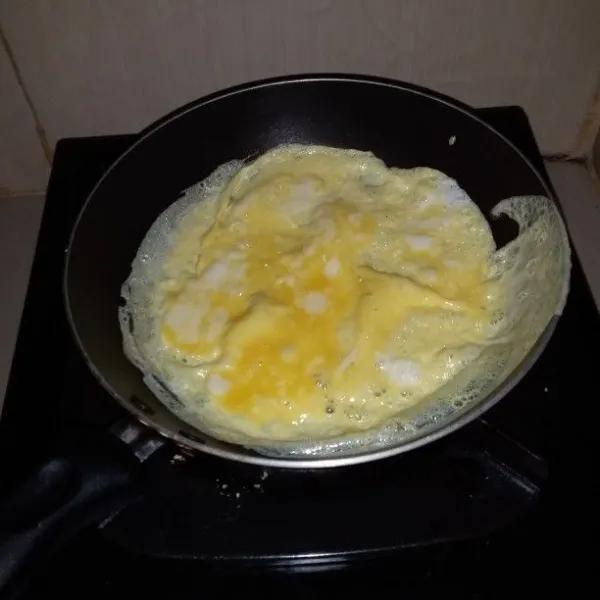 Kocok lepas telur dan garam. Panaskan teflon. Olesi dengan sedikit minyak goreng. Tuang 1 sendok sayur adonan telur. Biarkan matang. Setelah kokoh, balik adonan. Goreng hingga kedua sisi berwarna kecoklatan. Angkat.