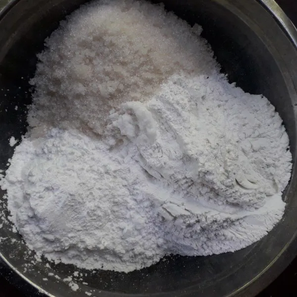 Dalam wadah, campur tepung beras, tepung tapioka, gula pasir dan garam.