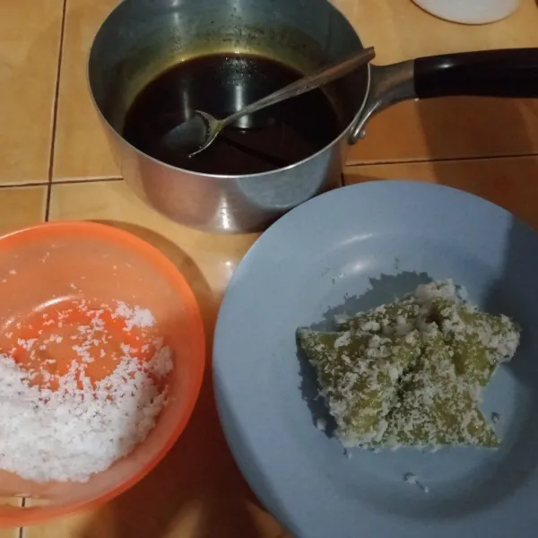 Siapkan gula merah dan kelapa parut, lalu gulingkan lupis kedalam kelapa parut dan tuangkan gula di atas lupis.