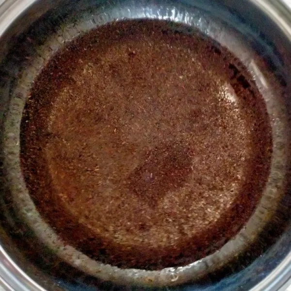 Campurkan bubuk teh dengan air didalam panci dan rebus hingga mendidih.