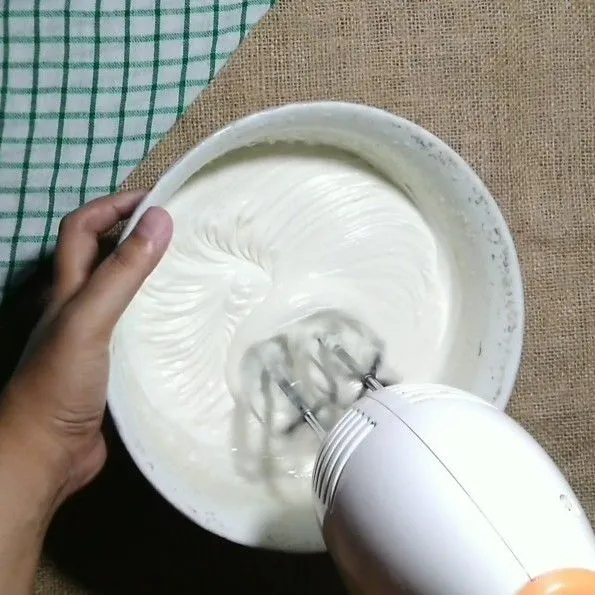 "Membuat Whipped Cream Homemade" - Siapkan wadah. Masukkan 100 gram es batu, 5 sdm gula pasir, 3 sdm susu kental manis, dan 1 bks susu dancow. Kocok hingga semua bahan tercampur rata. Tambahkan 1 sdm SP. Kocok lagi hingga adonan mengembang, kental, dan berjejak. Sisihkan dan masukkan ke dalam lemari es terlebih dahulu