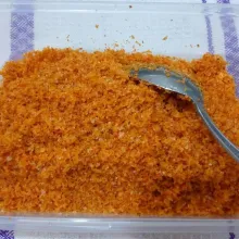 Lalu haluskan kelapa, tambahkan gula secukupnya.