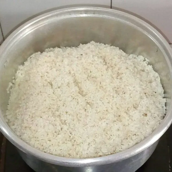 Kukus beras ketan selama 30 menit.