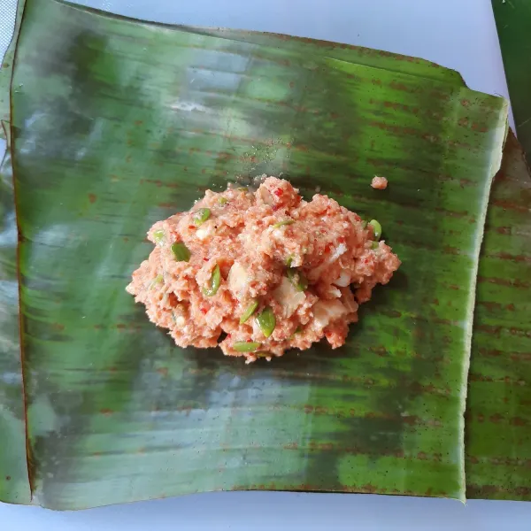 Siapkan daun pisang letakan botok mentah diatas daun.