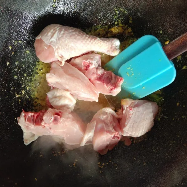 Masukkan ayam, aduk-aduk sampai berubah warna.