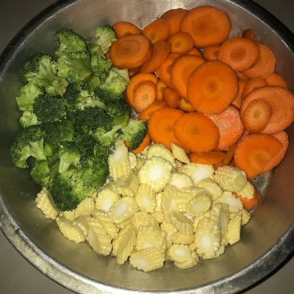 Potong semua bahan sayuran dan brokoli sudah direbus sebentar