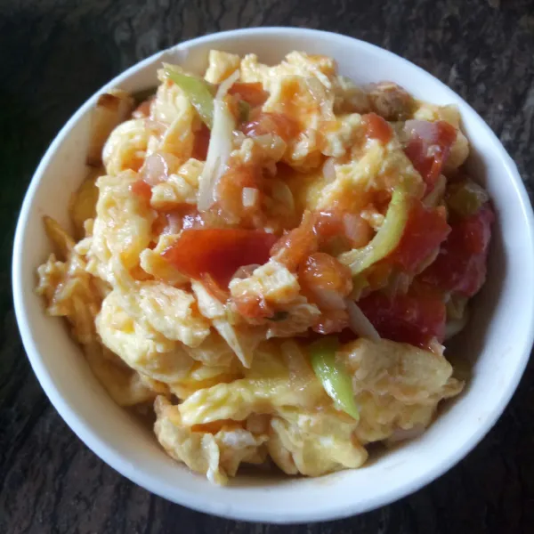 Tuangkan tomato scrambeld eggs diatas nasi