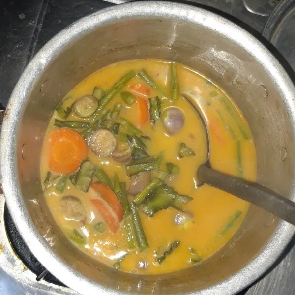 Masak hingga matang sambil diaduk agar santan tidak pecah.