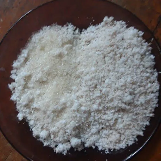 Siapkan kelapa parut dan campur dengan sisa gula dan garam.