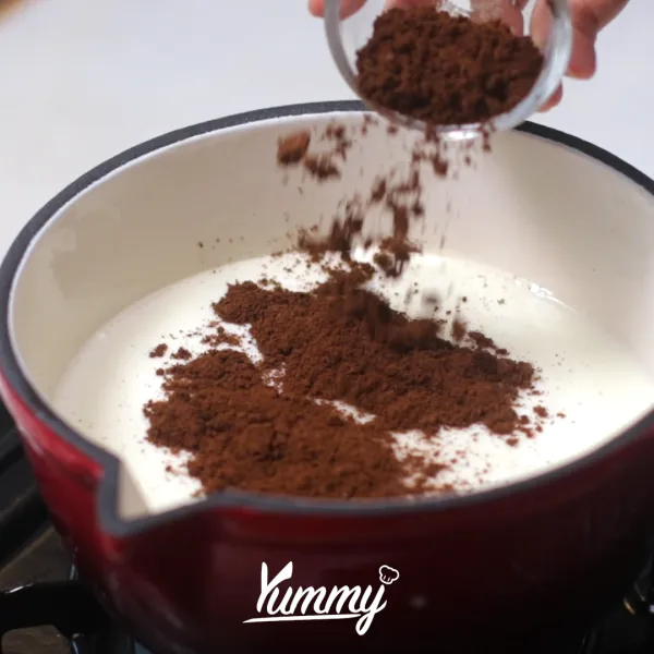 Dalam panci, panaskan whipping cream, susu cair, dan gula hingga gula larut lalu campurkan vanili & kopi instan hingga rata.