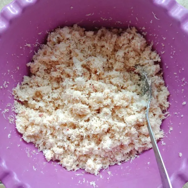 ½ bagian lagi dicampur dengan kelapa parut, garam dan gula.