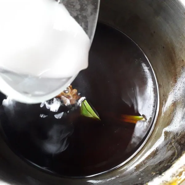 Saring air rebusan gula merah,masukkan kembali dalam panci,masak lagi hingga mendidih,lalu tuang larutan tepung tapioka/kanji.