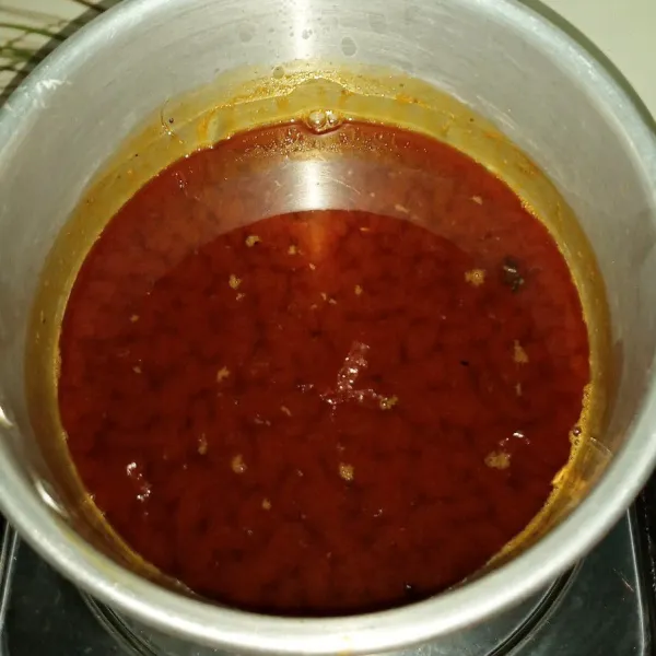 Rebus gula merah dan 150 ml air (ambil dari takaran diresep) dengan api kecil, setelah mendidih dan gula larut matikan api.