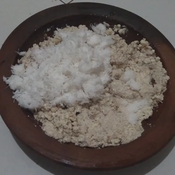 Masukkan kelapa parut ke dalam bahan-bahan yang telah dihaluskan, lalu aduk-aduk hingga adonan tercampur rata