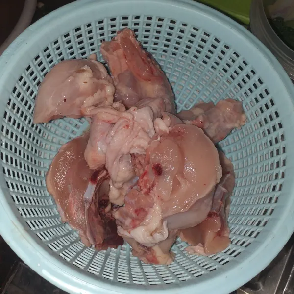 Potong dan cuci bersih ayam dan beri perasan jeruk nipis.