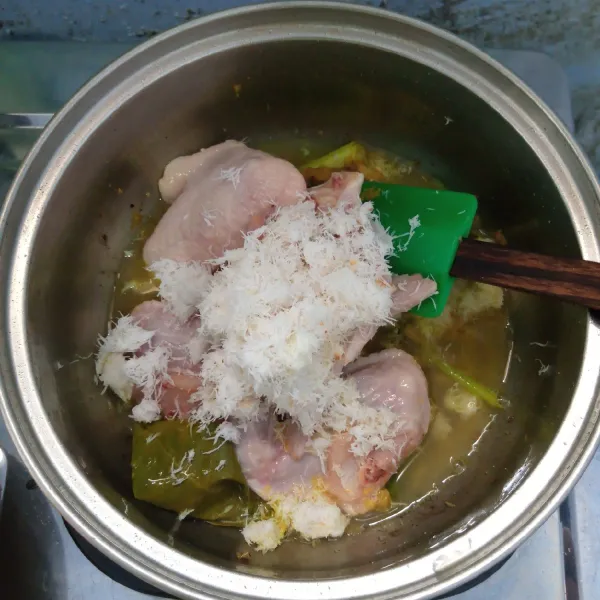 Masukkan sayap ayam dan kelapa parut. Aduk rata.