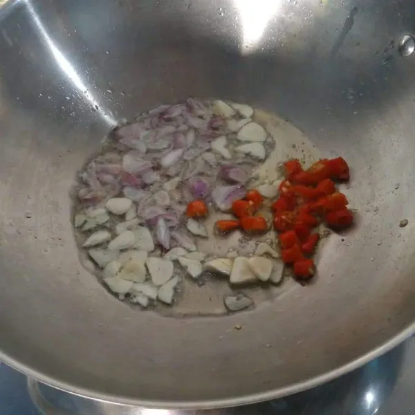 Siapkan wajan tuang minyak panaskan, tumis bawang merah, bawang putih dan cabe sampai harum.