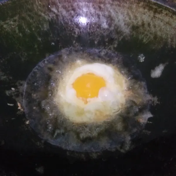 Ceplok telur satu persatu, kemudian tiriskan.