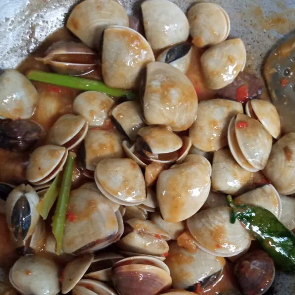 Aduk hingga matang dan merata. Jangan terlalu lama (sekitar 3-5 menit) karena kerang sangat cepat matang