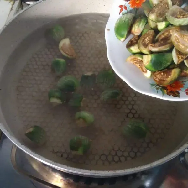 Siapkan panci masukkan 1 liter air didihkan, rebus terong hijau sampai empuk.