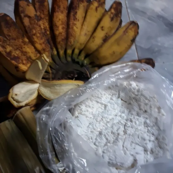 Siapkan semua bahan, peras kelapa hingga menghasilkan santan.